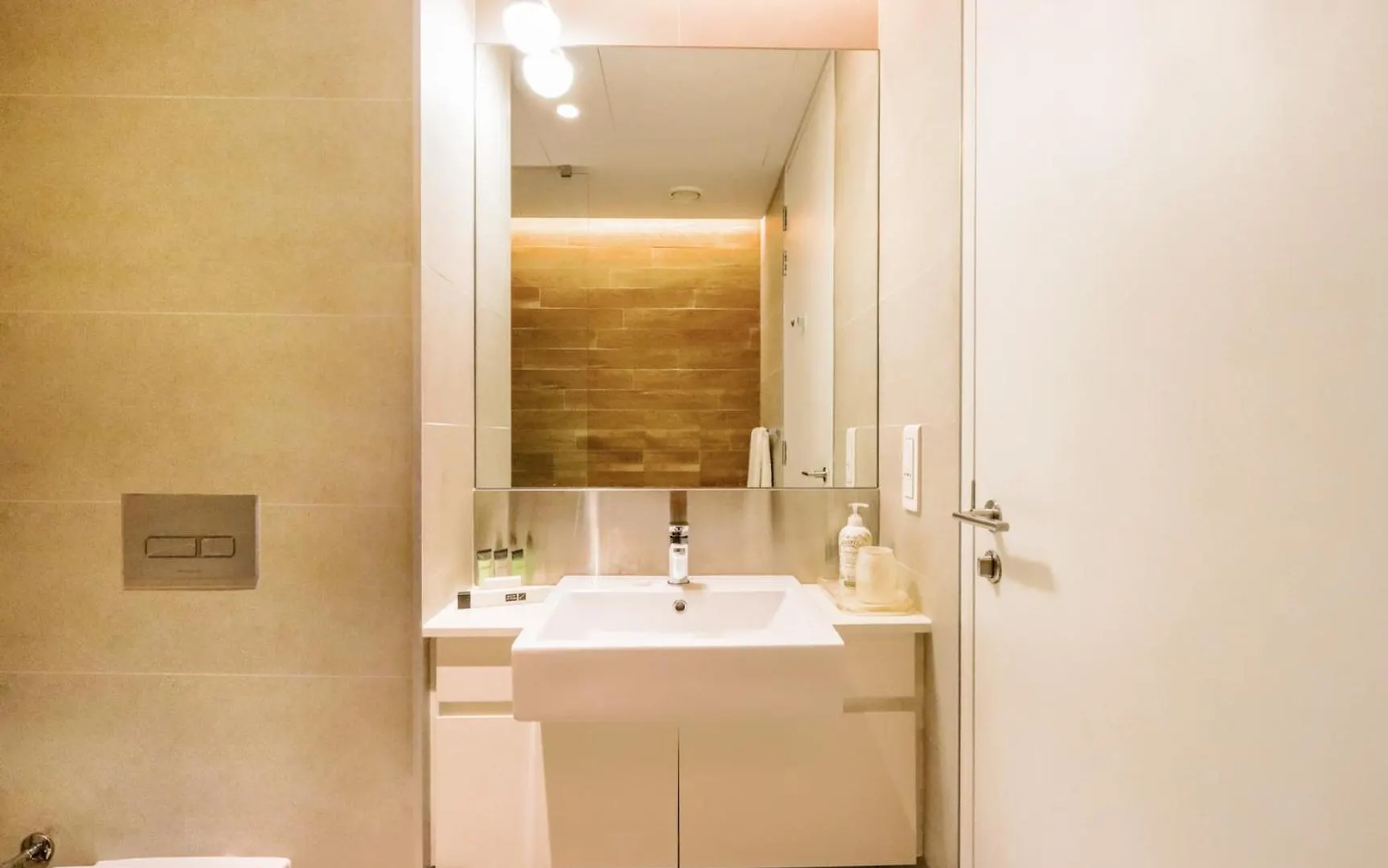 Livbnb - Upgraded 2Br, Near Shopping & Dining Hubs Dubai Apartment