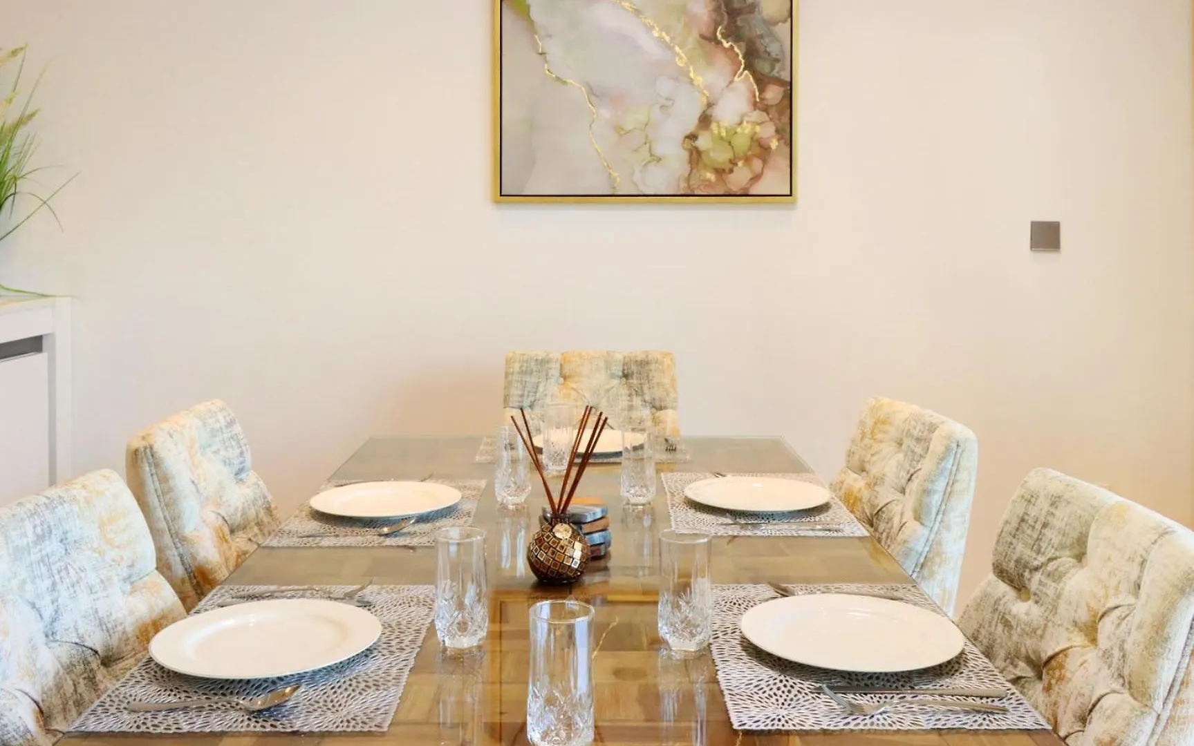 Livbnb - Upgraded 2Br, Near Shopping & Dining Hubs Dubai Apartment