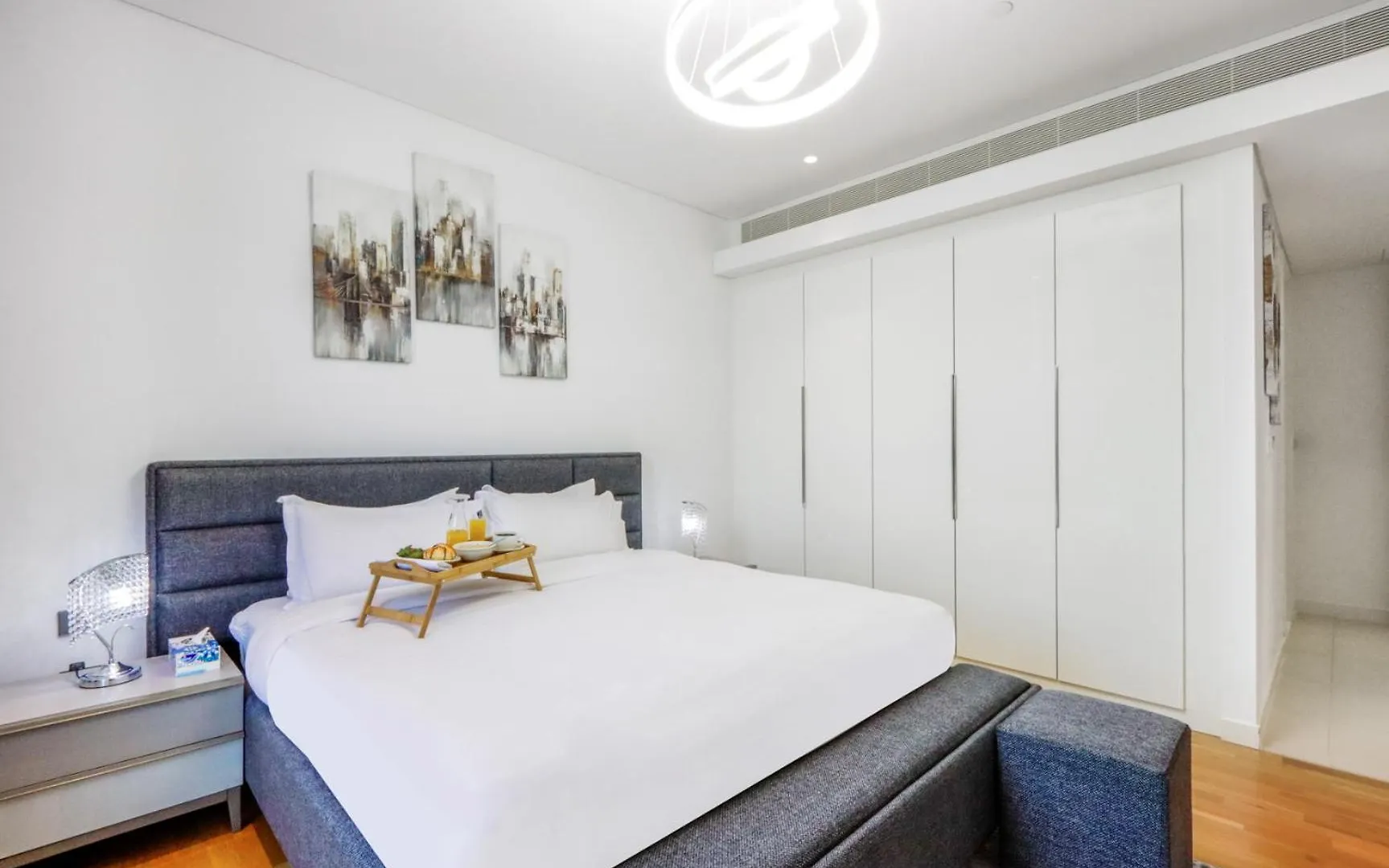 Livbnb - Upgraded 2Br, Near Shopping & Dining Hubs Dubai Apartment